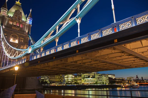 LONDRES, Reino Unido - 11 de agosto de 2014: Puente de la torre sobre el río Támesis con luces nocturnas —  Fotos de Stock