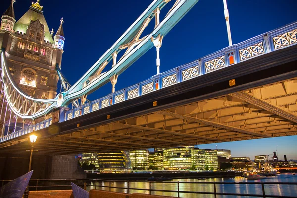 LONDRES, Reino Unido - 11 de agosto de 2014: Puente de la torre sobre el río Támesis con luces nocturnas —  Fotos de Stock