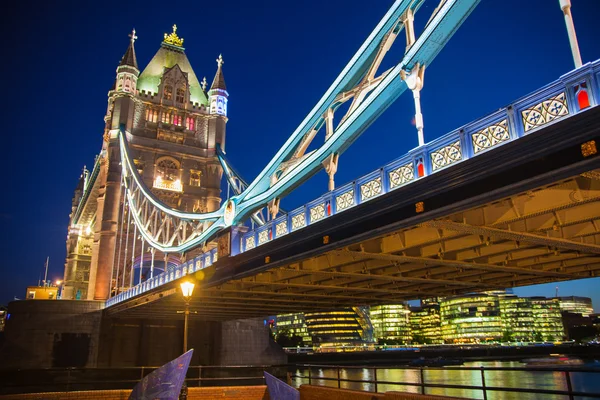 London, Storbritannien - augusti 11, 2014: tower bridge på Themsen i natten ljus — Stockfoto