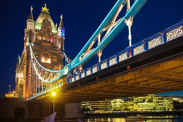 LONDRES, ROYAUME-UNI - 11 AOÛT 2014 : Tower bridge on the river Thames in night lights — Photo