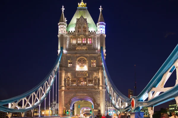 LONDRES, ROYAUME-UNI - 11 AOÛT 2014 : Tower bridge on the river Thames in night lights — Photo