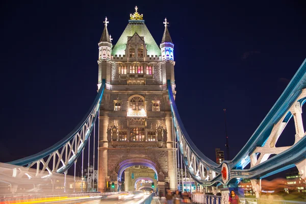 LONDRES, ROYAUME-UNI - 11 AOÛT 2014 : Tower bridge on the river Thames in night lights — Photo