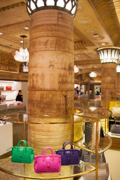 LONDRES, Reino Unido - 16 DE AGOSTO DE 2014: Interiores de Harrods con pantalla de productos — Foto de Stock