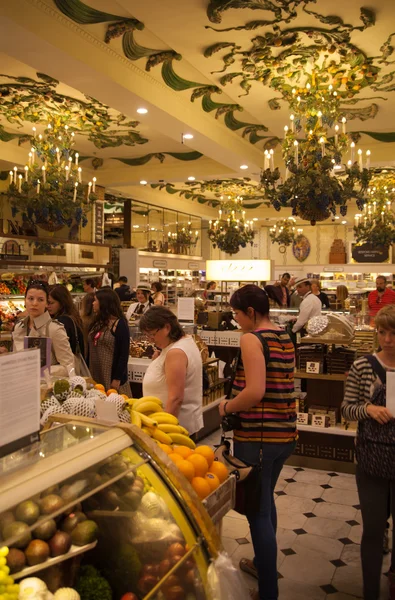 LONDRES, Reino Unido - 16 DE AGOSTO DE 2014: Interiores de Harrods con pantalla de productos — Foto de Stock