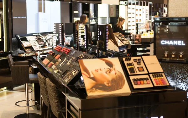 LONDRES, Reino Unido - 16 de agosto de 2014: Harrods presenta interiores con productos cosméticos — Foto de Stock