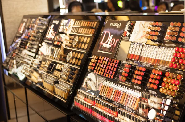 LONDON, UK - AUGUST 16, 2014: Harrods interiors with cosmetic products display — Stock Photo, Image