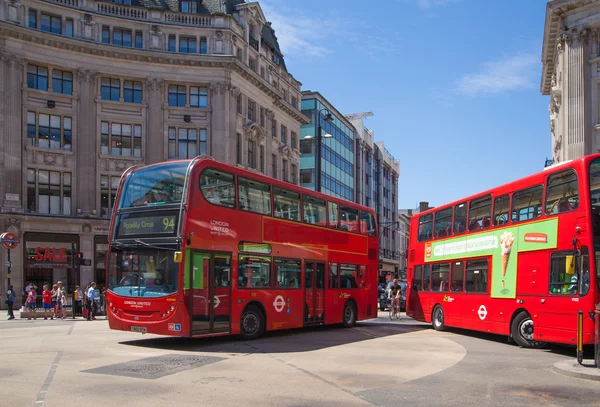 London, Storbritannien - 29 juli 2014: regent street i london, turister och bussar — Stockfoto