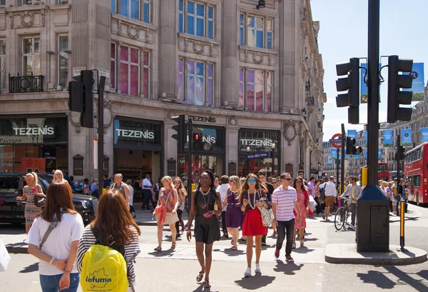 London, Verenigd Koninkrijk - 29 juli 2014: regent street in Londen, toeristen en bussen — Stockfoto