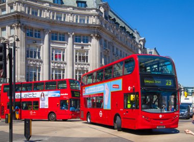 London, İngiltere - 29 Temmuz 2014: regent street Londra, turistler ve otobüs