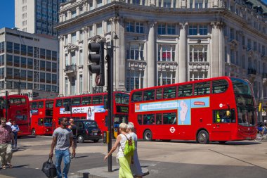 London, İngiltere - 29 Temmuz 2014: regent street Londra, turistler ve otobüs