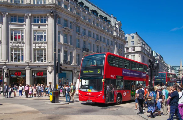 LONDON, UK - JULY 29, 2014: Regent street in London, tourists and busses — Stock Photo, Image