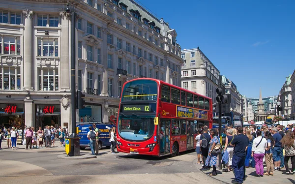 LONDRES, Reino Unido - 29 de julio de 2014: Calle Regent en Londres, turistas y autobuses —  Fotos de Stock