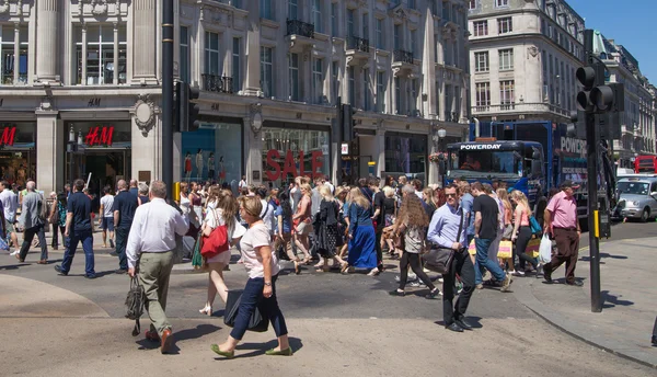 LONDRES, Reino Unido - 29 de julio de 2014: Calle Regent en Londres, turistas y autobuses — Foto de Stock