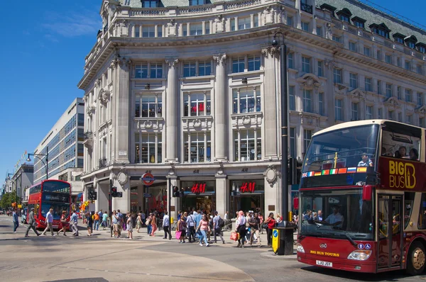 ลอนดอน สหราชอาณาจักร 29 กรกฎาคม ค.ศ. 2014: ถนนเรเจนท์ในลอนดอน นักท่องเที่ยวและรถบัส — ภาพถ่ายสต็อก