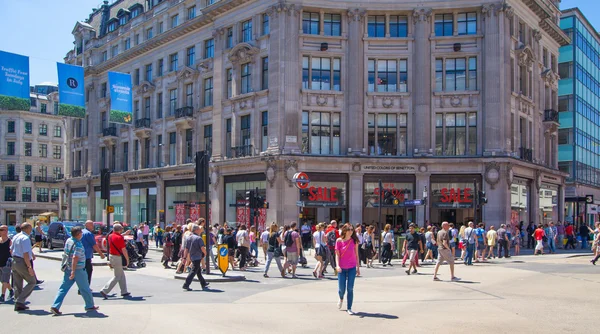 London, Wielka Brytania - 29 lipca 2014: regent street w Londynie, turystów i autobusy — Zdjęcie stockowe