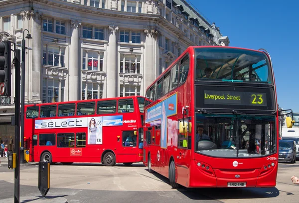 London, Storbritannien - 29 juli 2014: regent street i london, turister och bussar — Stockfoto