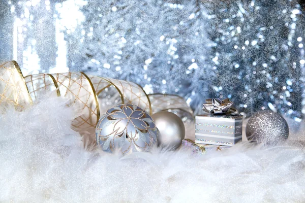 Fondo de Navidad con copos de nieve y bolas de plata —  Fotos de Stock