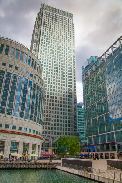 LONDRES, Reino Unido - 29 de julio de 2014: Edificios de oficinas en el muelle de Canarias — Foto de Stock