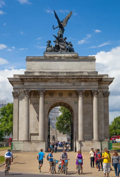 ロンドンでは、緑豊かな公園の凱旋門 — ストック写真