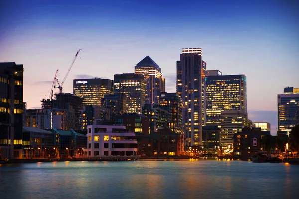 LONDRES, Royaume-Uni - 17 juin 2014 : Canary wharf business and banking aria — Photo