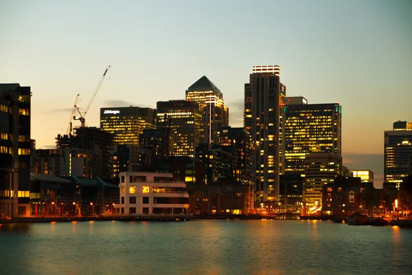 LONDRES, Royaume-Uni - 17 juin 2014 : Canary wharf business and banking aria — Photo