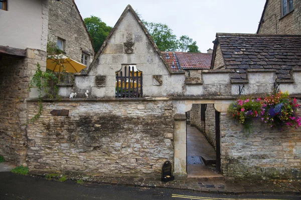 CHIPPENHAM, Reino Unido - 9 de agosto de 2014: Castle Combe, único vilarejo inglês antigo — Fotografia de Stock