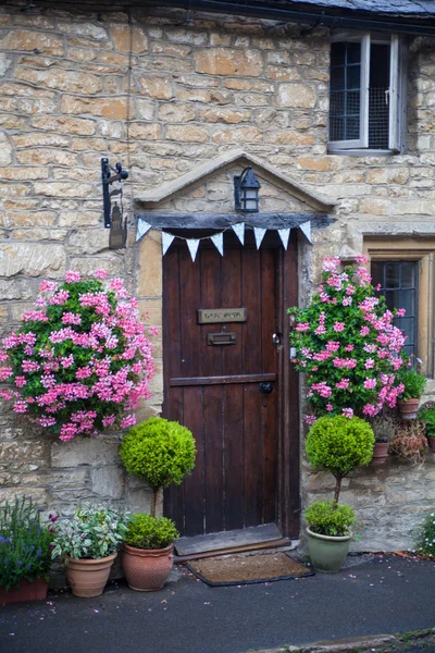 CHIPPENHAM, Reino Unido - 9 de agosto de 2014: Castle Combe, antiguo pueblo inglés único —  Fotos de Stock