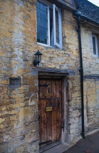 CHIPPENHAM, Royaume-Uni - 9 AOÛT 2014 : Château Combe, unique vieux village anglais — Photo