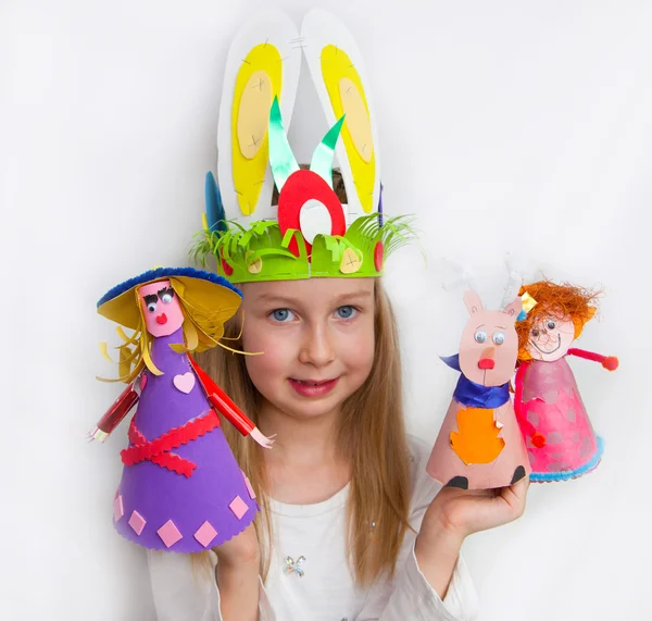 Niña demostrando sus obras de muleta, gorros de Pascua — Foto de Stock