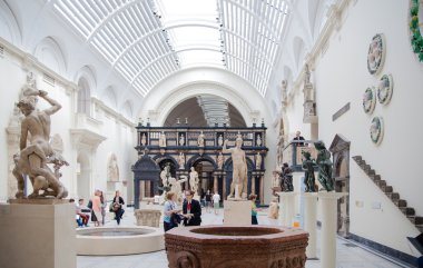 London, İngiltere - Ağustos 24, 2014: victoria ve albert Müzesi sergi salonu. v & bir müze olan dünyanın en büyük Müzesi Dekoratif Sanatlar ve tasarım.