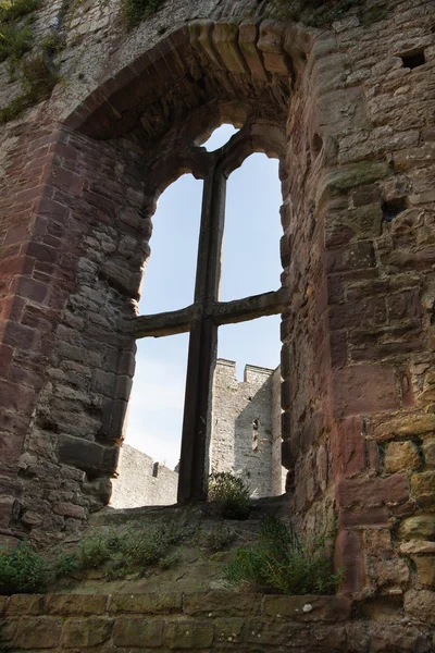 CHEPSTOW CASTEL, WALES, UK - 26 JULY 2014: Chepstow castel ruins, Foundation, 1067-1188. Situated on bank of the River Wye — Stock Photo, Image