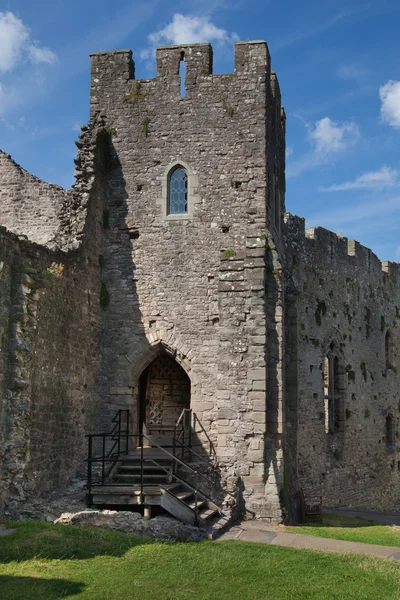 CHEPSTOW CASTEL, WALES, UK - 26 JULY 2014: Chepstow castel ruins, Foundation, 1067-1188. Situated on bank of the River Wye — Stock Photo, Image