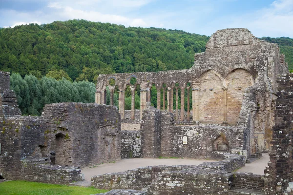 WALES, Reino Unido 26 de julho de 2014: Tintern abbey cathedral ruínas. A abadia foi estabelecida em 1131. Destruído por Henrique VIII. Famosas como ruínas galesas do século XVII . — Fotografia de Stock