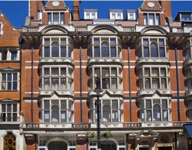 London, İngiltere - ö. 3 Haziran 2014: mayfair, lüks halk evi dekore edilmiş çiçek sepetleri ile