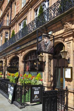 London, İngiltere - ö. 3 Haziran 2014: mayfair, lüks halk evi dekore edilmiş çiçek sepetleri ile