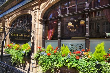London, İngiltere - ö. 3 Haziran 2014: mayfair, lüks halk evi dekore edilmiş çiçek sepetleri ile