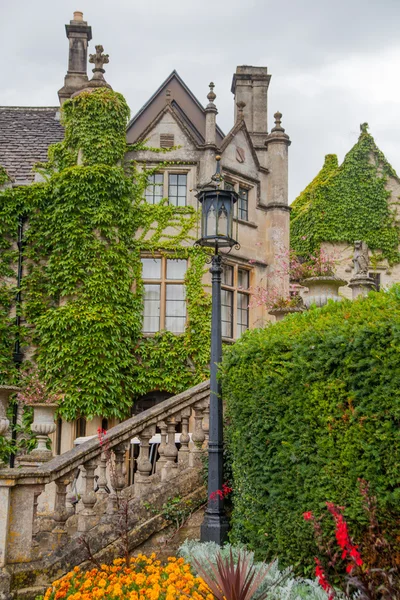 CHIPPENHAM, UK - AUGUST 9, 2014: Castle Combe, luxury house and gardens turned to be a hotel and golf club — Stock Photo, Image