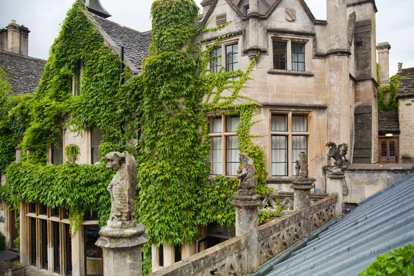 CHIPPENHAM, UK - AUGUST 9, 2014: Castle Combe, luxury house and gardens turned to be a hotel and golf club — Stock Photo, Image
