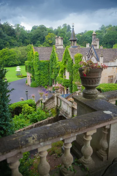 Chippenham, Storbritannien - augusti 9, 2014: castle combe, lyxiga hus och trädgårdar visade vara ett hotell och golf club — Stockfoto