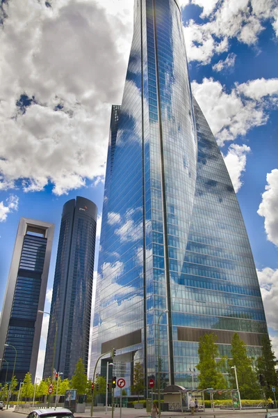 Madrid, Spanje - 28 mei 2014: madrid stad business-centrum, moderne wolkenkrabbers — Stockfoto