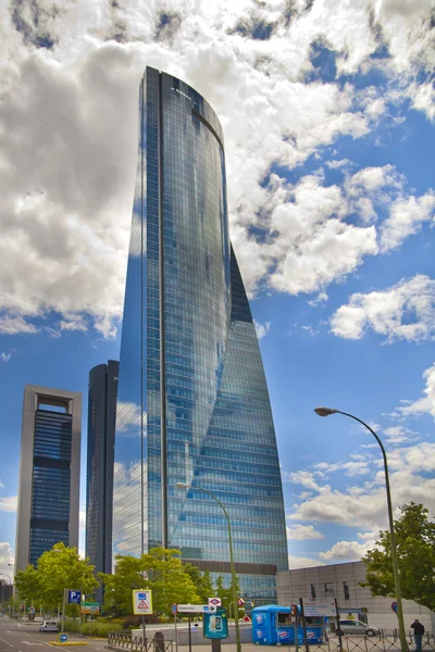 Madrid, Spanje - 28 mei 2014: madrid stad business-centrum, moderne wolkenkrabbers — Stockfoto