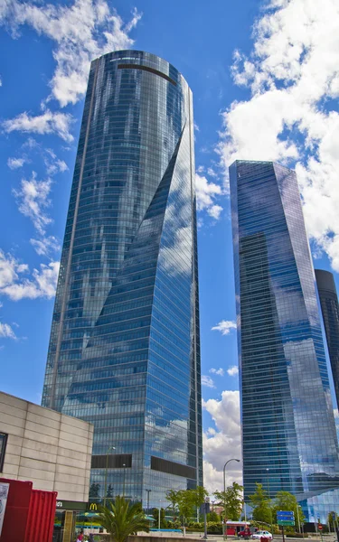 Madrid, Spanje - 28 mei 2014: madrid stad business-centrum, moderne wolkenkrabbers — Stockfoto