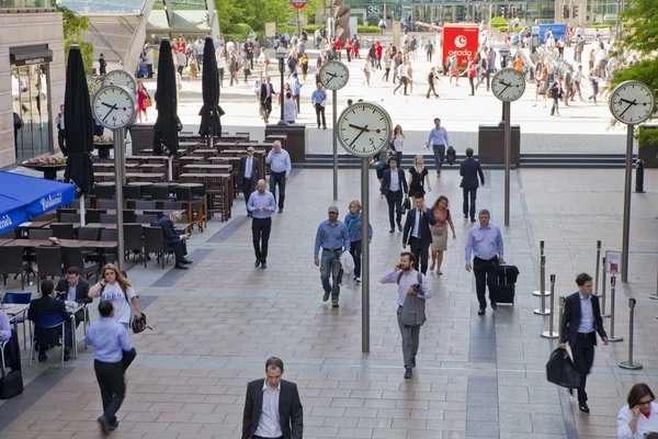 Londra, İngiltere - 03 Temmuz 2014: İnsanlar bulanıklık. Office insanlar hızlı Canary Wharf ARIA sabahın erken saatlerinde, işe gitmek hareketli — Stok fotoğraf