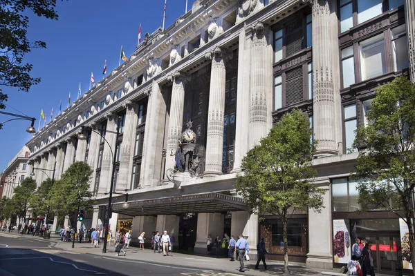 London, uk - 03. juli 2014: selfridges superstore an der oxford street, shopping mail mit berühmten modeboutiquen und großen stores — Stockfoto