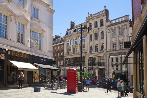 London, İngiltere - 03 Temmuz 2014: bond sokak butikler, ünlü moda küçük işletmeler sokak — Stok fotoğraf