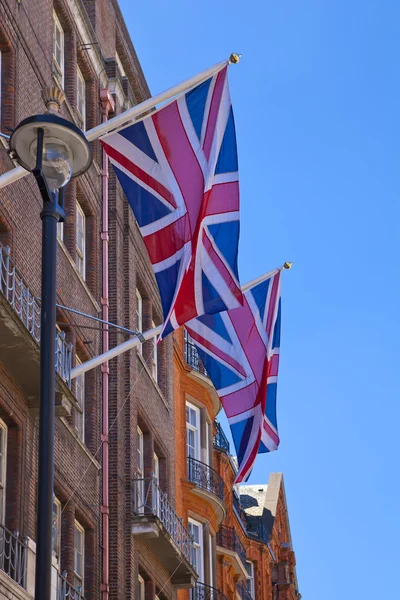 London, İngiltere - ö. 3 Haziran 2014: uluslararası bayrakları yukarıda claridges otel ana girişi — Stok fotoğraf