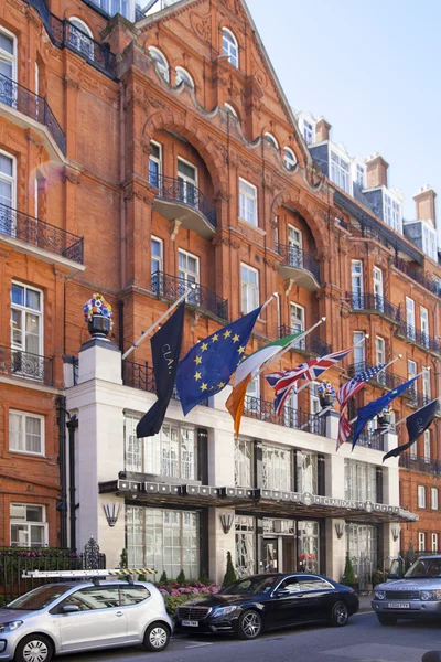 London, Storbritannien - 3 juni, 2014: internationella flaggor ovanför huvudentrén till lyxiga claridges hotel — Stockfoto