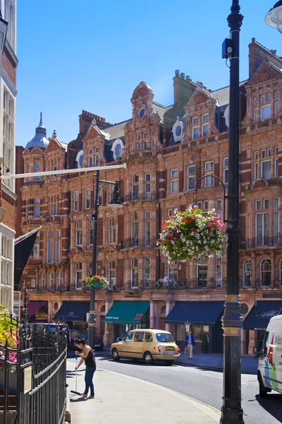 London, Wielka Brytania - zm. 3 czerwca 2014: luksusowy dom publiczny w mayfair, zdobione Kosze kwiatowe — Zdjęcie stockowe