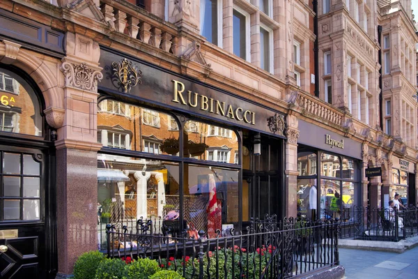 LONDRES, Reino Unido - JUNHO 3, 2014: Casa pública de luxo em Mayfair, decorada com cestas de flores — Fotografia de Stock