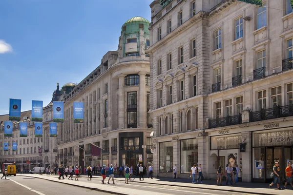 LONDRES, Reino Unido - 29 de julho de 2014: Regent street em Londres, turistas e autocarros — Fotografia de Stock